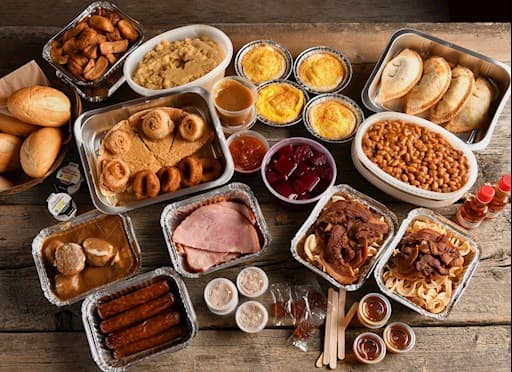 Boîte repas des sucres complète pour deux personnes : tourtière, fèves, jambon, oreilles de crisse, desserts
