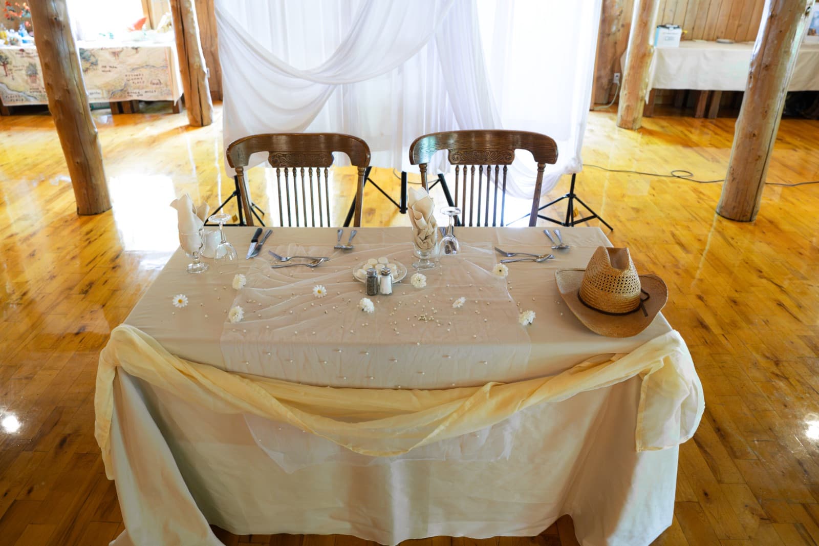 Table d'honneur des mariés dressée dans la salle de réception en bois massif
