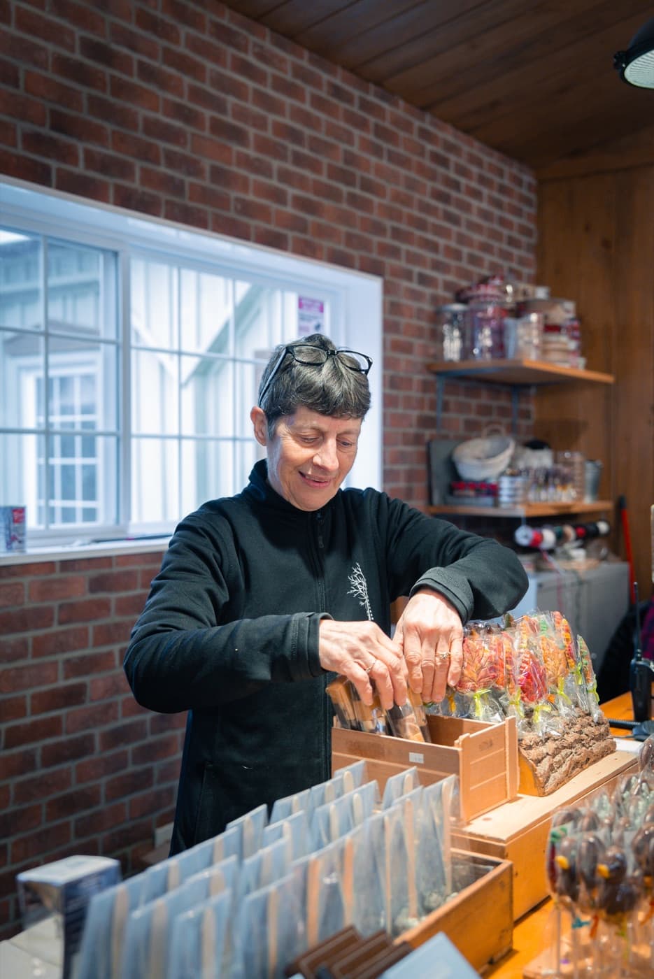 Employée de l'érablière qui prépare des produits à la boutique