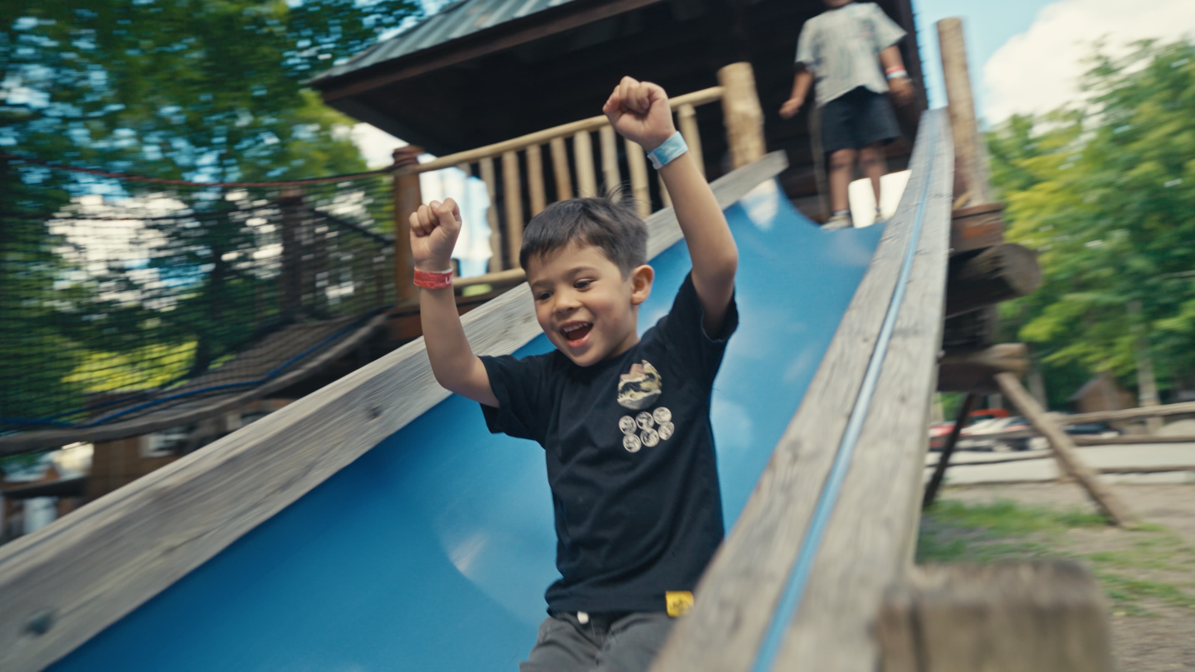 Enfants qui sautent sur les trampolines géants Uplå dans le verger de l'Érablière Charbonneau